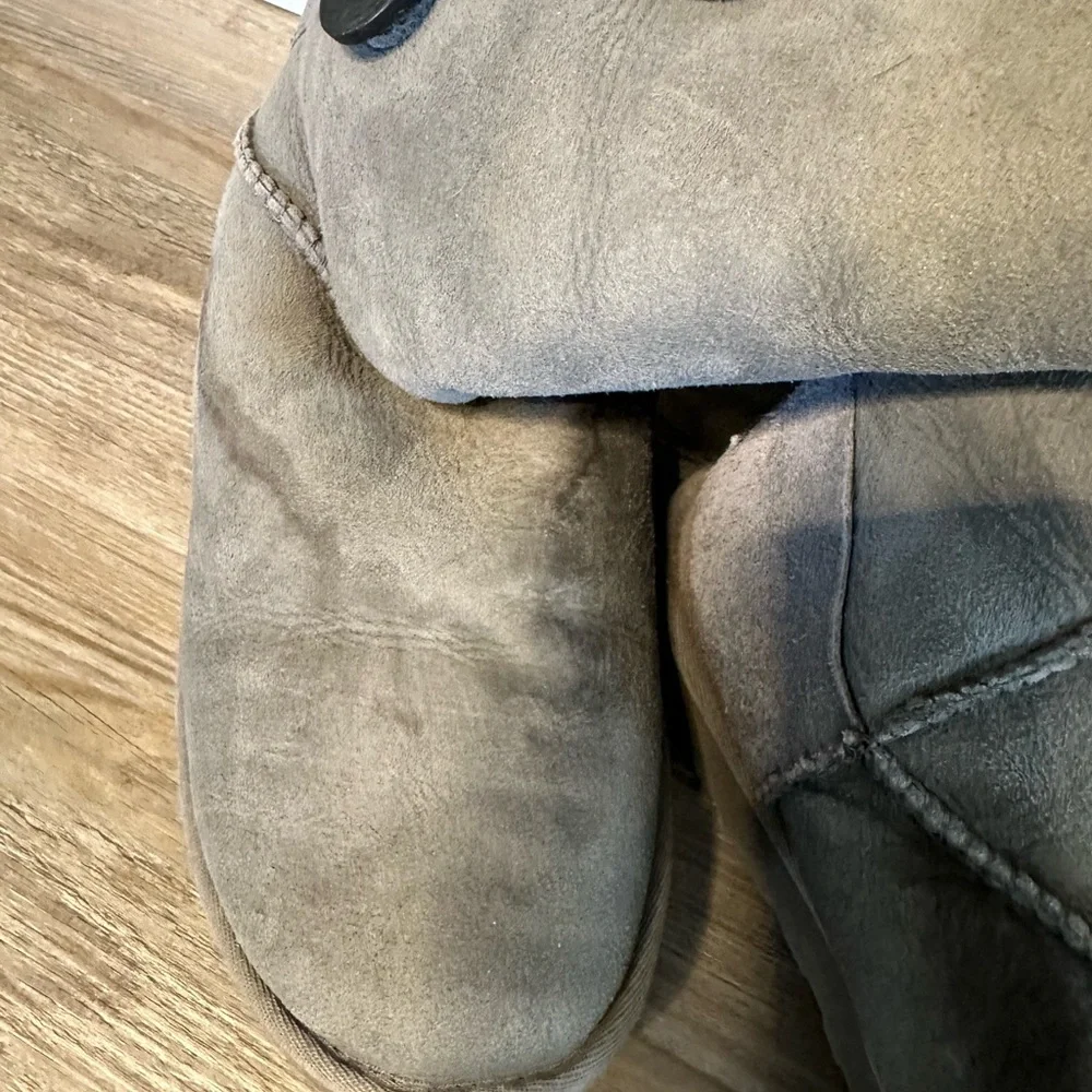 UGG Bailey Triple Button Grey - Picture 7 of 8